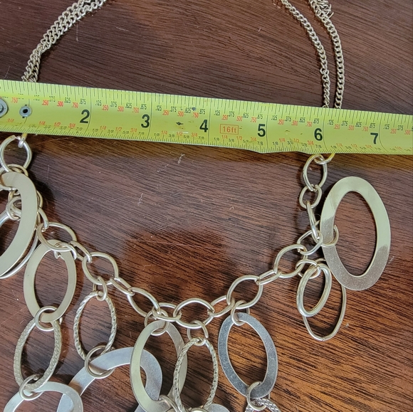 BEAUTIFUL Goldtone Oval Loop Choker. - Picture 2 of 4